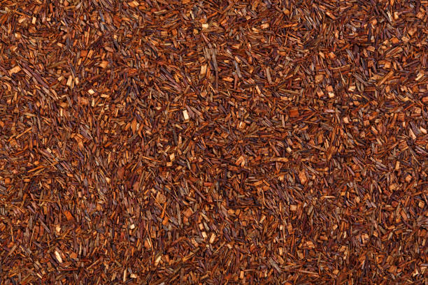 rooibos erdbeeren tee nahaufnahme - dry strawberry dried food fruit stock-fotos und bilder