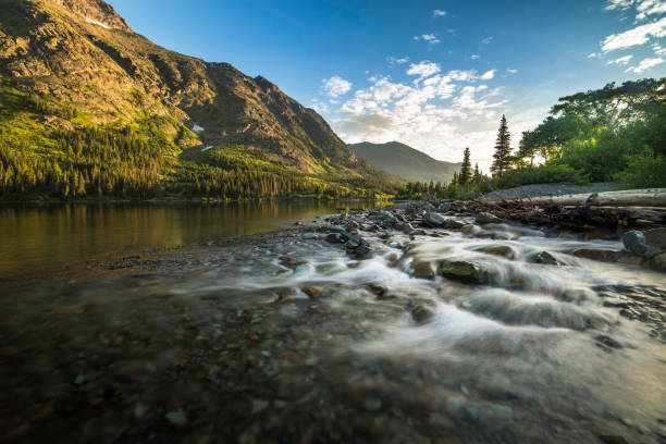 dois médicos lake sunrise - us glacier national park fotos - fotografias e filmes do acervo