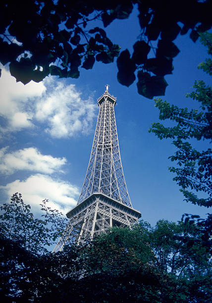 eiffel tower, paris, france - clear sky low angle view eiffel tower paris france stock-fotos und bilder