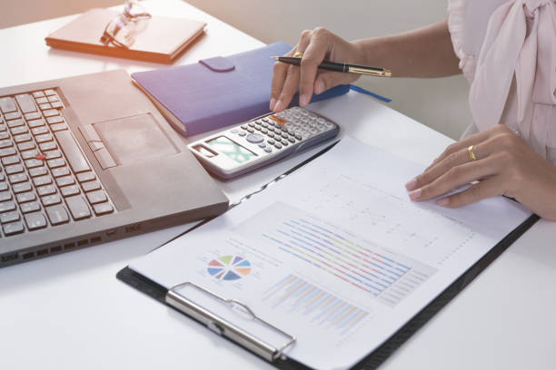 istock Business person analyzing financial statistics graph on the paperwork 827426010