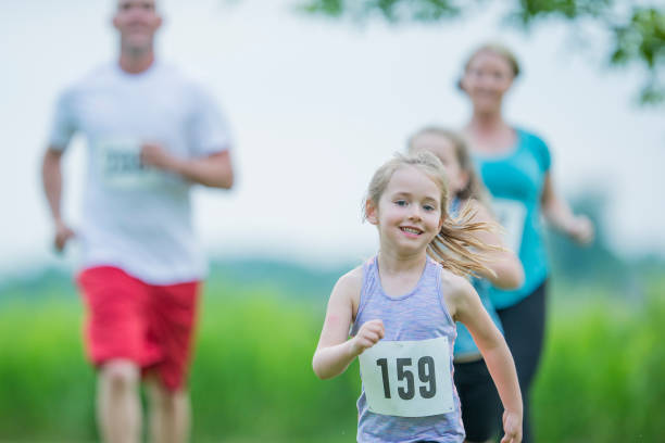 corrida de caridade - running family father child - fotografias e filmes do acervo