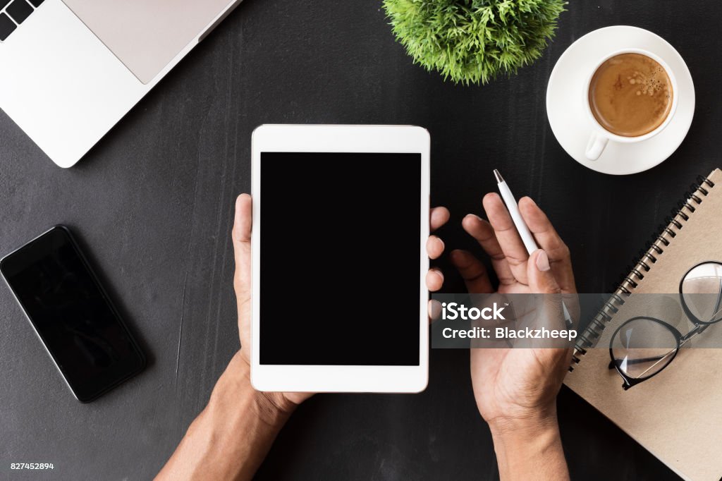 Hand mit digitalem Tablet leeren Bildschirm auf dem Schreibtisch - Lizenzfrei Tablet PC Stock-Foto