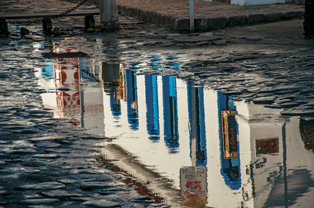 übersicht der überfluteten gepflasterte straße mit alten häusern in den sonnenuntergang in paraty. - cobblestone rio de janeiro brazil parade stock-fotos und bilder