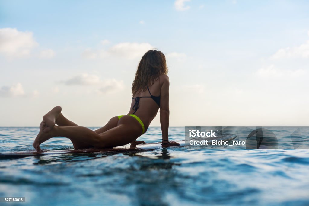 Fille de surfer sur la planche de surf ont un amusement avant surf - Photo de Femmes libre de droits