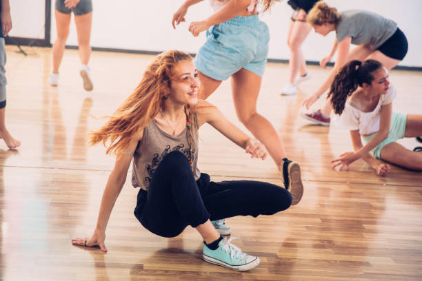 aktive mädchen im teenageralter choreographie tanzen lernen - dancing school stock-fotos und bilder