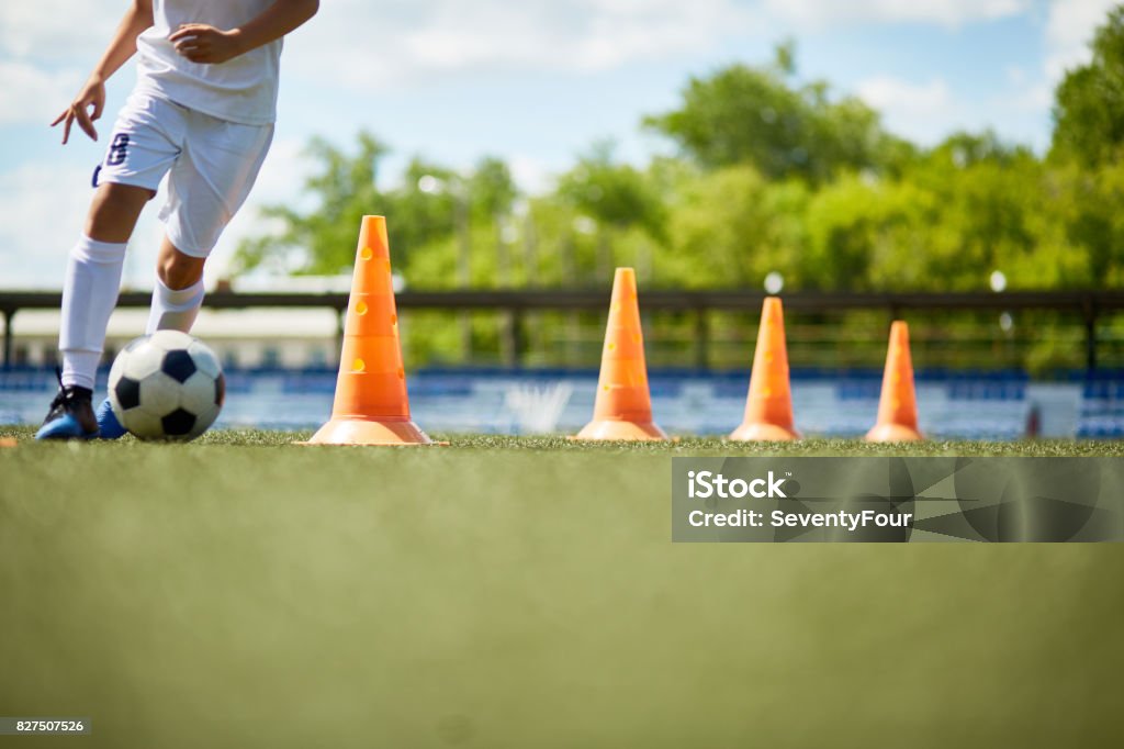 Joven futbolista disfrutando de práctica - Foto de stock de Fútbol libre de derechos