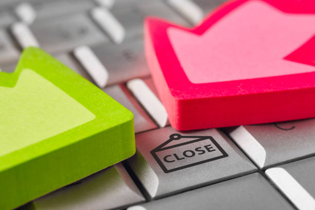 istock Close symbol on a computer keyboard with arrow signals 827507738