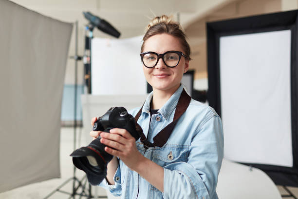 femme avec photocamera - photographe photos et images de collection