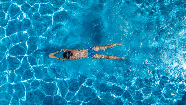 aerial widok z góry kobiety w wodzie basen z góry, tropikalne wakacje holaday koncepcji - resort swimming pool swimming swimming pool women zdjęcia i obrazy z banku zdjęć