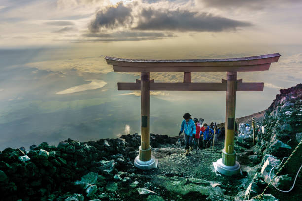 富士山、山梨県 - 2017 年 7 月 25 日: 富士の山の頂上に鳥居。富士山は 3776 メートル、日本の象徴で日本で一番高い山です。 - 富士山 ストックフォトと画像