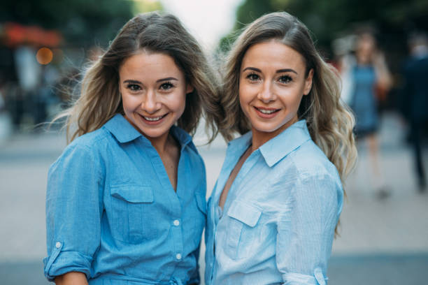 istock Twins in the city 827527256