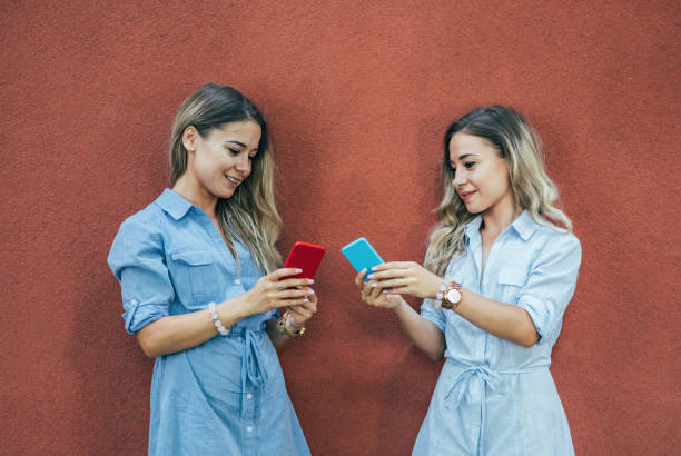 istock Twins texting in the city 827527296