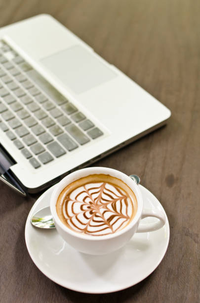tazza da caffè e laptop sulla texture in legno. - computer key internet cafe coffee internet foto e immagini stock