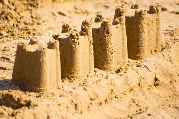 châteaux de sable au crépuscule - sandcastle beach norfolk sand photos et images de collection