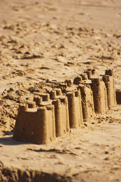 châteaux de sable au crépuscule - sandcastle beach norfolk sand photos et images de collection