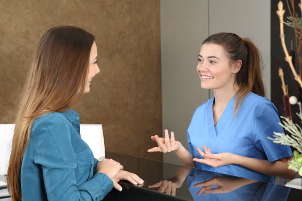 dentista o infermiere che frequenta un paziente - dentist dentist office patient discussion foto e immagini stock