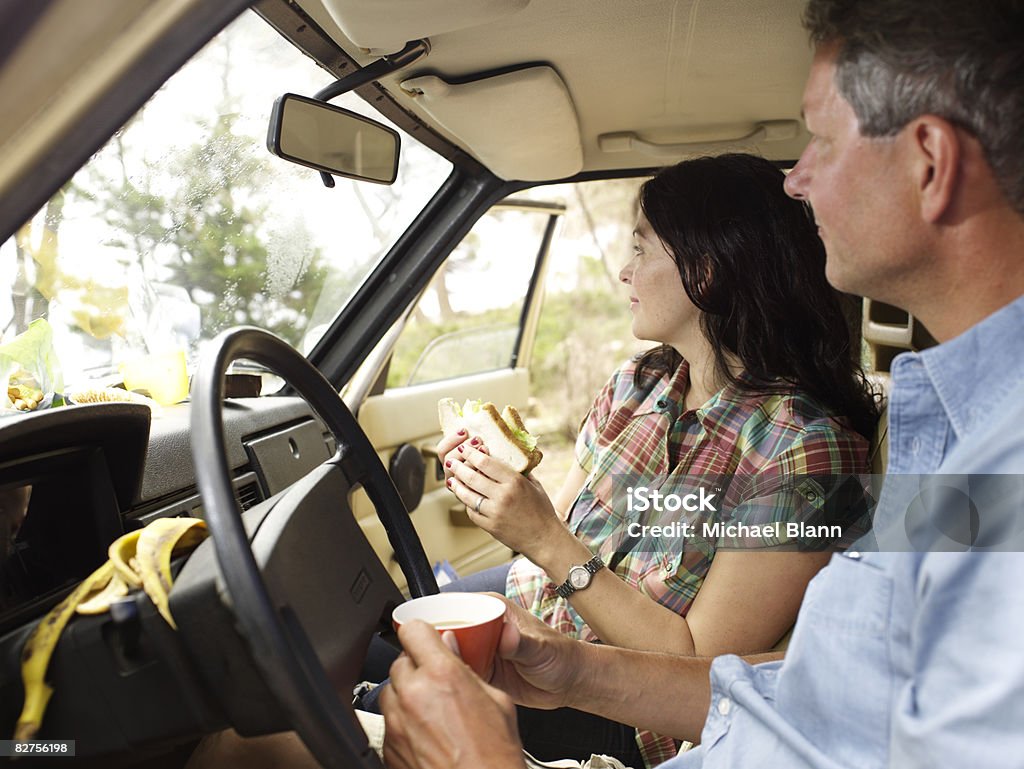 Casal almoço no seu carro - Foto de stock de Carro royalty-free