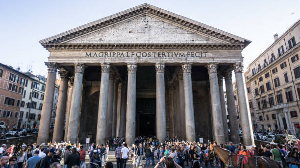 pantheon a roma italia con turisti che circondano l'edificio - ancient rome text latin script roman foto e immagini stock