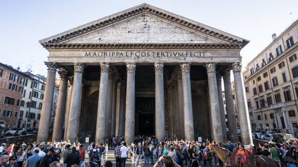 pantheon in rome italy with tourists surrounding the building - column italy italian culture greece imagens e fotografias de stock