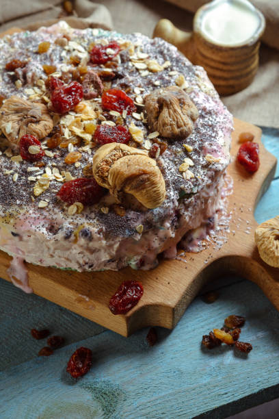 homemade vegetarian pie with dried fruits on a blue background - ravena imagens e fotografias de stock