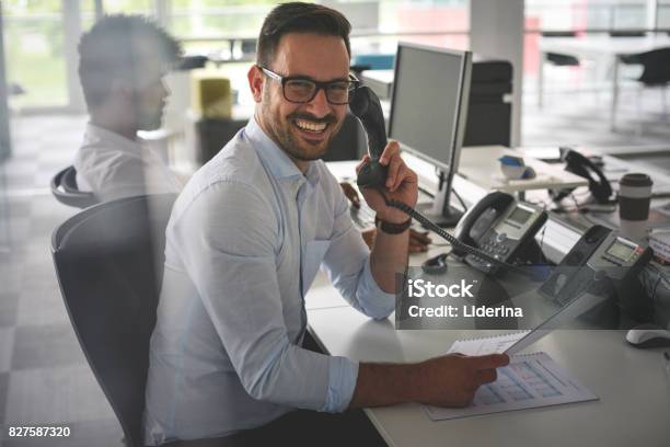 Photo libre de droit de Homme Daffaires Caucasien Ayant Conversation Sur Téléphone Fixe Homme Daffaires Au Bureau Regardant La Caméra banque d'images et plus d'images libres de droit de Dispatcheur