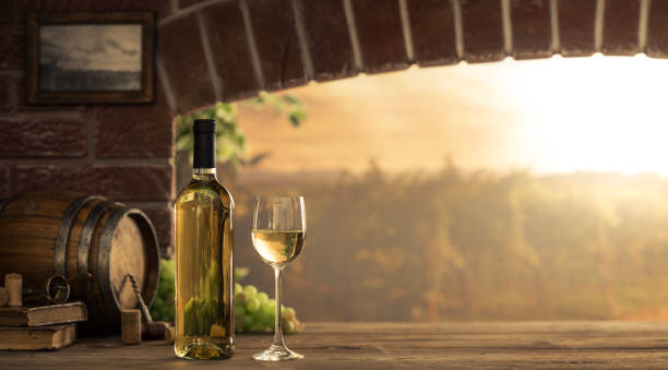 화이트 와인 지하실에 시음 - winery wine cellar barrel 뉴스 사진 이미지