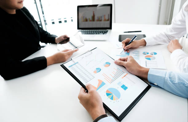 istock Young startups businessmen teamwork brainstorming meeting to discuss plan startup project. 827587890