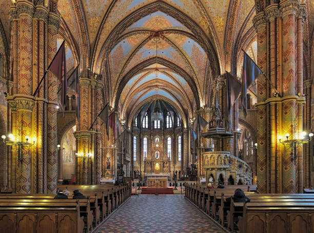 interior de iglesia de matthias en budapest, hungría - iluminación de techo abovedado fotografías e imágenes de stock