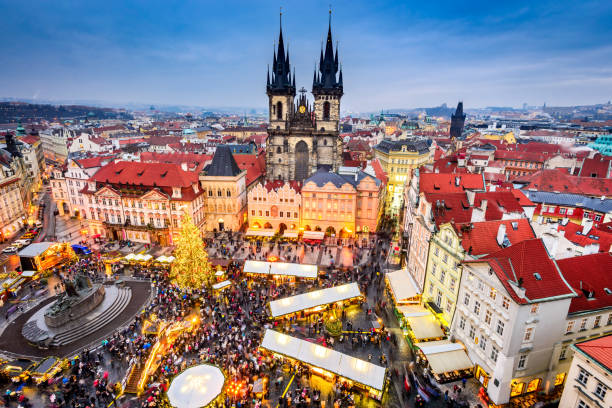 prague, czech republic - christmas market - ponte carlos imagens e fotografias de stock