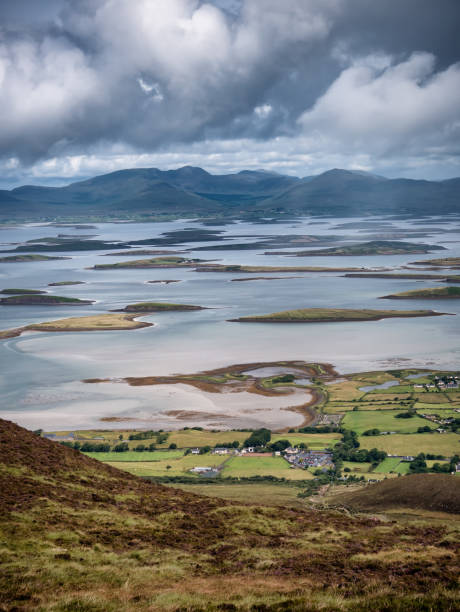 l'arcipelago vicino a westport dalla strada per croagh patrick, irlanda - county mayo ireland foto e immagini stock