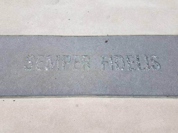 semper fidelis sign on cement - semper fidelis imagens e fotografias de stock