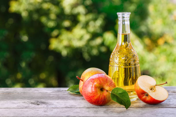 cidre de pomme sur la table - carafe decanter glass wine photos et images de collection