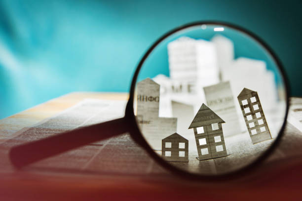 paper house under a magnifying lens - concepts sale ideas retail imagens e fotografias de stock