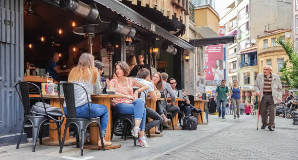 istanbul, turquie - 2 juin 2017 : personnes assises au bar dans la ville de renommée kadikoy à istanbul, turquie. - kadikoy district photos et images de collection