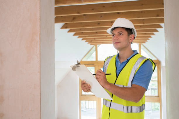 строительный инспектор глядя на новое свойство - home inspection стоковые фото и изображения