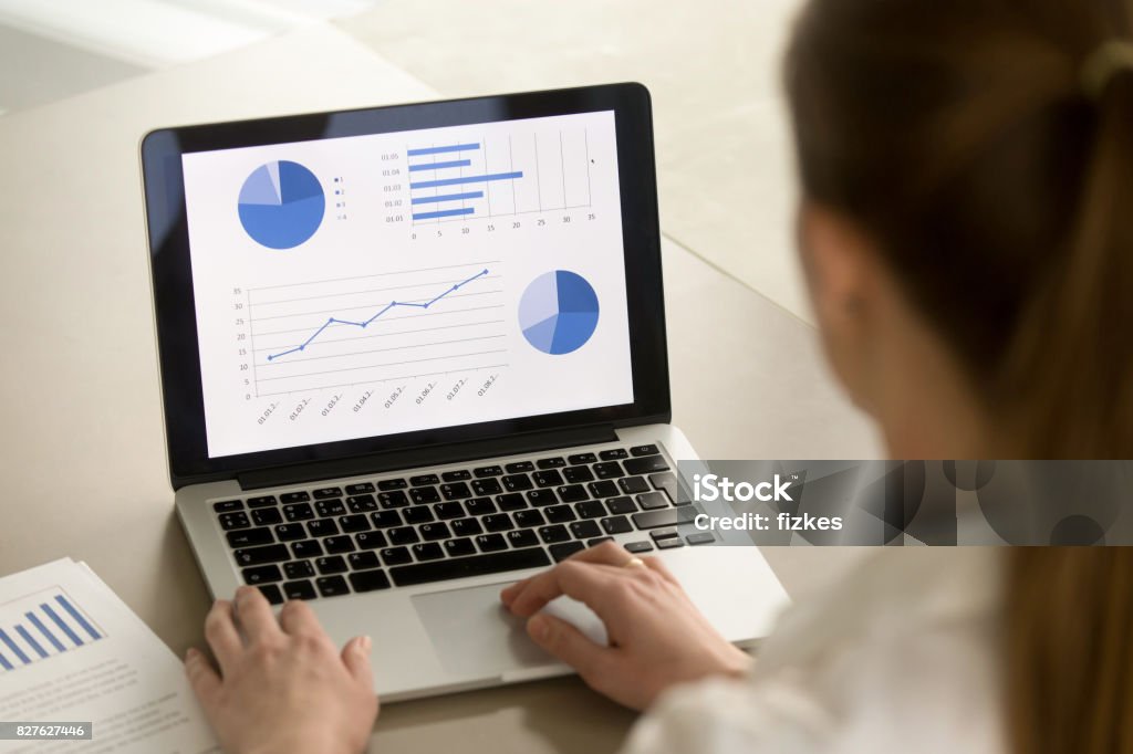 実業家のラップトップに取り組んでいるソフトウェア ビジネス分析のための統計情報を分析 - プレゼンのロイヤリティフリーストックフォト
