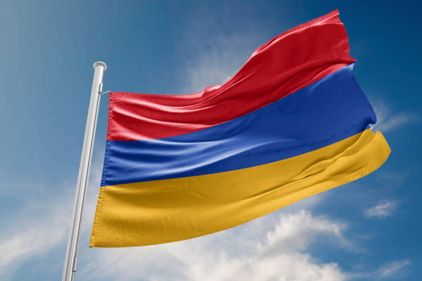 ermenistan bayrağı sallayarak karşı mavi gökyüzü olduğunu - ermeni bayrağı stok fotoğraflar ve resimler