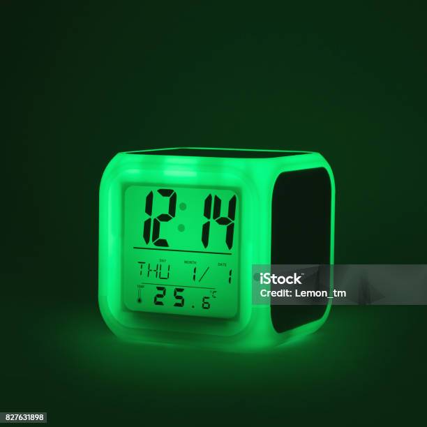 Moderno Reloj Despertador Luz Brillante Sobre Fondo Oscuro Y Copyspace Luz Led O Digital Foto de stock y más banco de imágenes de A la moda - iStock
