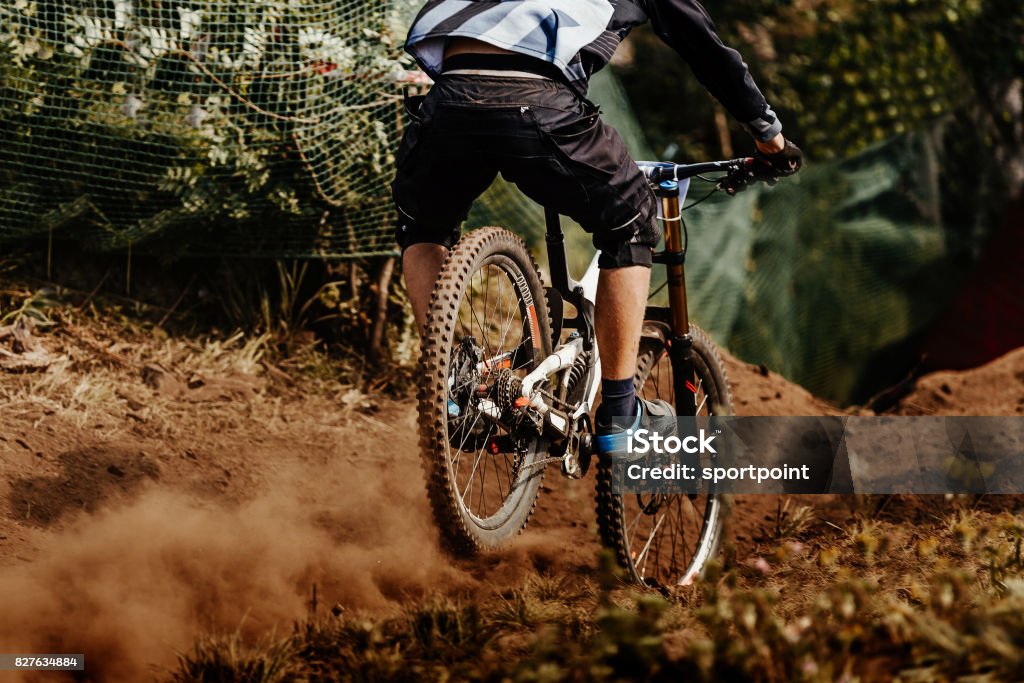 espalda hombre jinete descenso BTT - Foto de stock de Ciclismo de montaña libre de derechos