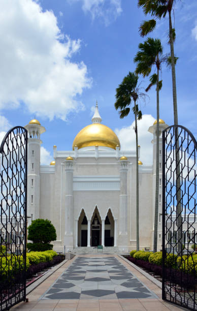 istock Sultan Omar Ali Saifuddin mosque, Bandar Seri Begawan, Brunei 827638658