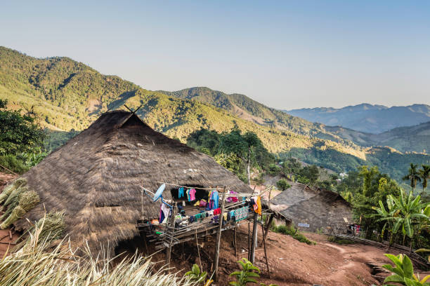 lua pragum холм племени деревни поддержание архитектурного стиля и материала, используемого строго - laos hut southeast asia shack стоковые фото и изображения