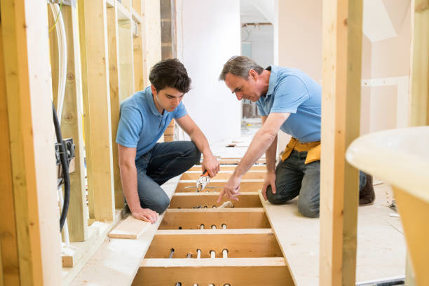 tesisatçı ve merkezi isıtma uydurma çırak - isıtma tesisatı mühendisi stok fotoğraflar ve resimler