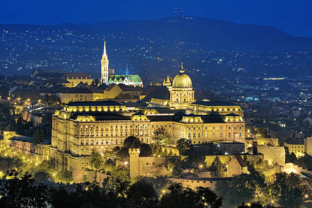 zamek buda z pałacem królewskim i kościołem matthiasa w budapeszcie o zmierzchu na węgrzech - budapest royal palace of buda architectural styles architecture zdjęcia i obrazy z banku zdjęć