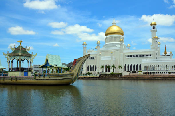 istock Sultan Omar Ali Saifuddin mosque, Bandar Seri Begawan, Brunei 827687698