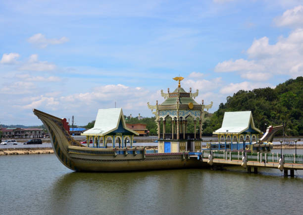 istock Sultan Omar Ali Saifuddin mosque - stone barge, Bandar Seri Begawan, Brunei 827687788