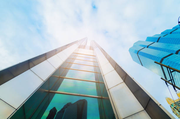 arquitectura del alto edificio de vista inferior con cielo azul y nubes. - u s bank tower fotografías e imágenes de stock