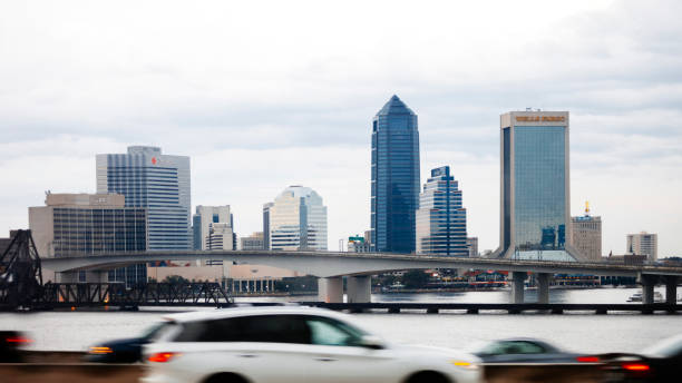 tráfico de la ciudad - jacksonville, florida - florida weather urban scene dramatic sky fotografías e imágenes de stock