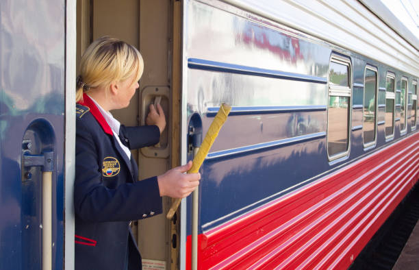 le chef de train donne un signal pour le départ - train railroad station platform railroad station vehicle door photos et images de collection