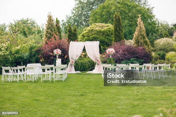 Bogen Und Stühle Für Die Trauung Stockfoto und mehr Bilder von Hochzeit - Hochzeit, Im Freien, Trauung