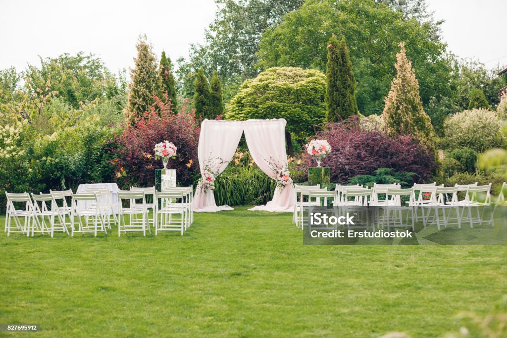 ARC et chaises pour la cérémonie de mariage - Photo de Mariage libre de droits